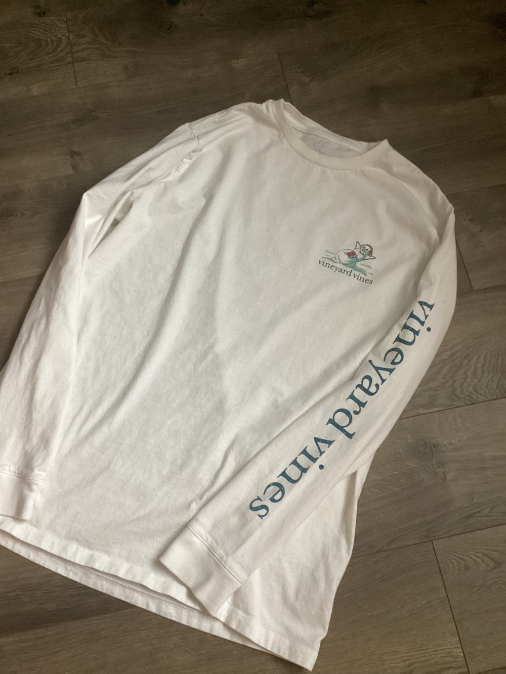 Vineyard Vines White Long-Sleeve Tee with Blue Sleeve Logo winter themed men’s L
